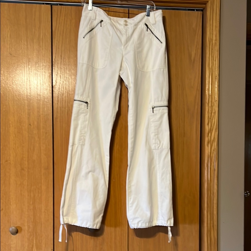 Banana republic women’s white denim cargo pants. Zipper accents. Great cond.